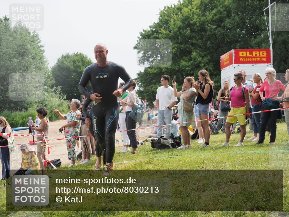 15.06.2025 - 27. Vierlanden-Triathlon KatJ http://msf.ph/oto/8030213 15.06.2025 11:06:56 Schwimmen 805, 824, 844, 860, 871 meine-sportfotos.de