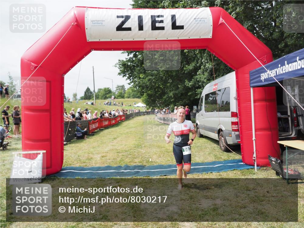 21.06.2025 - 27. Vierlanden-Triathlon MichiJ http://msf.ph/oto/8030217 15.06.2026 12:33:57 Ziel 982 meine-sportfotos.de