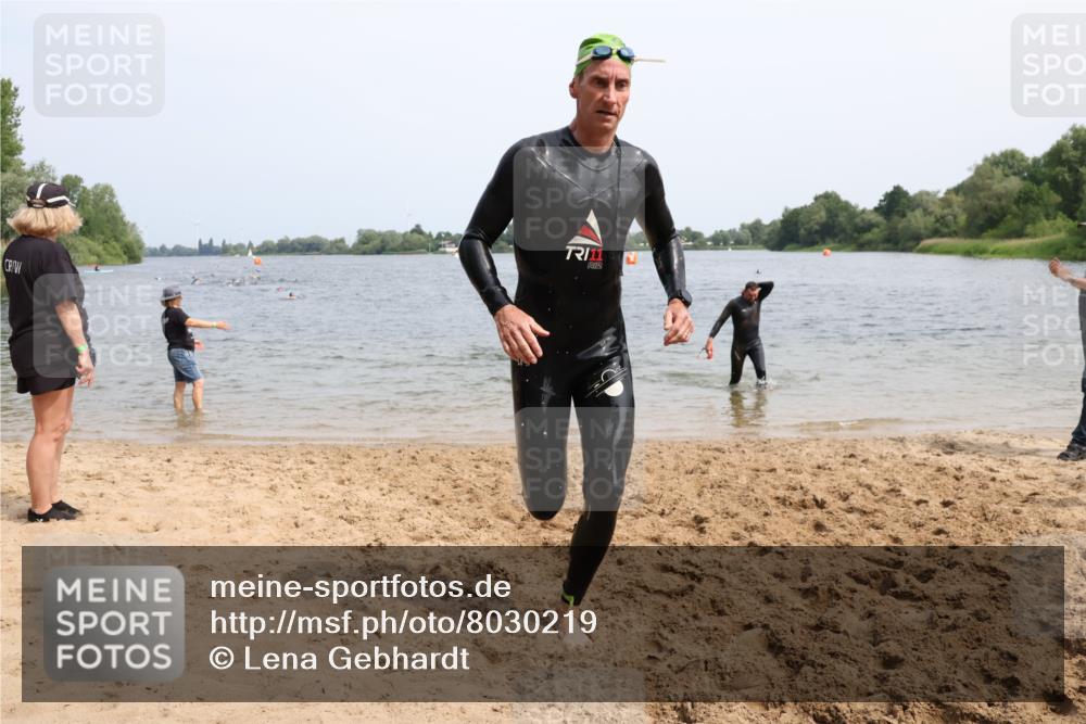 15.06.2025 - 27. Vierlanden-Triathlon Lena Gebhardt http://msf.ph/oto/8030219 15.06.2025 11:06:55 Schwimmen 805, 824, 844, 853, 860, 871, 874 meine-sportfotos.de