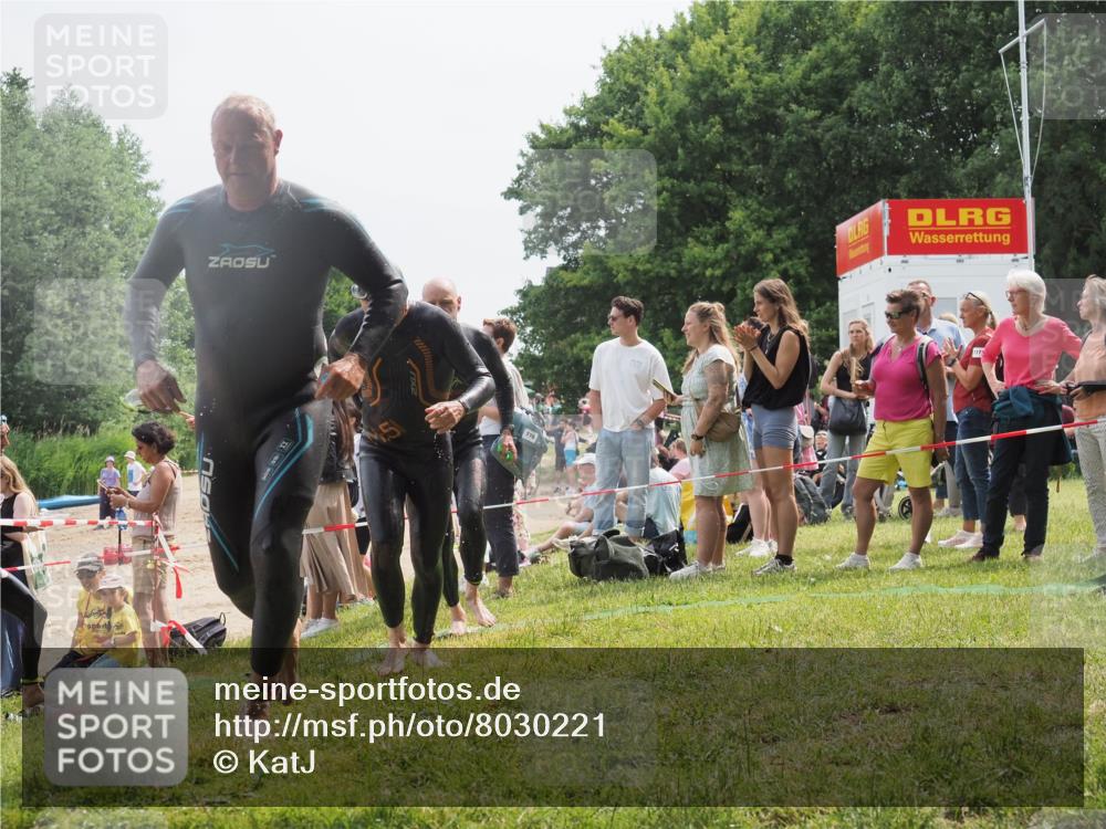 15.06.2025 - 27. Vierlanden-Triathlon KatJ http://msf.ph/oto/8030221 15.06.2025 11:06:56 Schwimmen 805, 824, 844, 860, 871 meine-sportfotos.de
