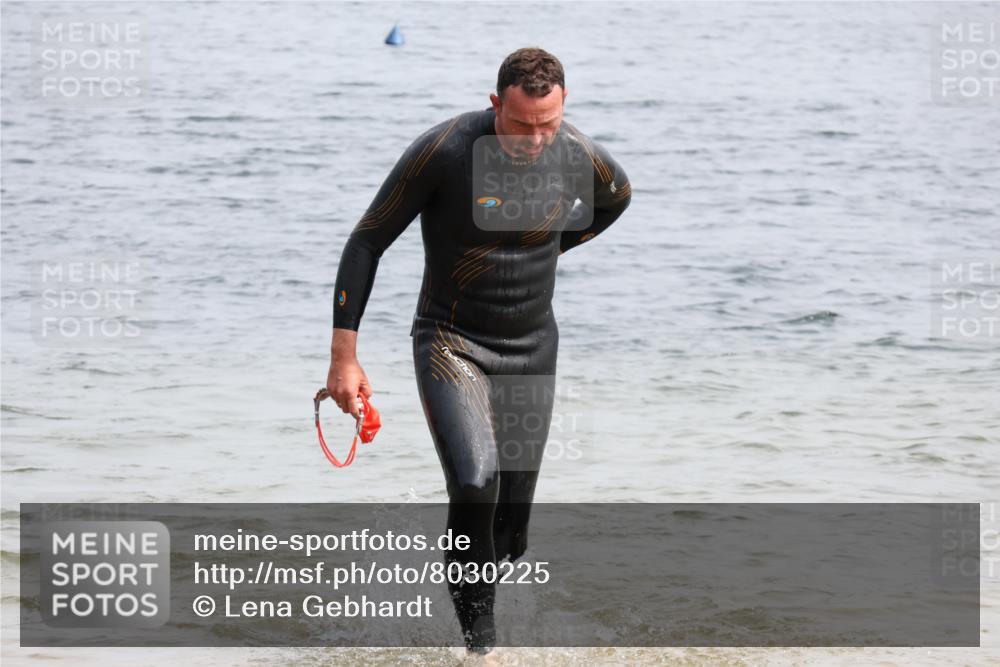 15.06.2025 - 27. Vierlanden-Triathlon Lena Gebhardt http://msf.ph/oto/8030225 15.06.2025 11:06:57 Schwimmen 805, 844, 853, 860, 871, 874 meine-sportfotos.de