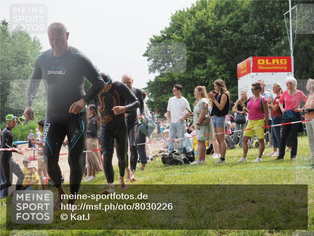 15.06.2025 - 27. Vierlanden-Triathlon KatJ http://msf.ph/oto/8030226 15.06.2025 11:06:57 Schwimmen 805, 824, 844, 860, 871 meine-sportfotos.de