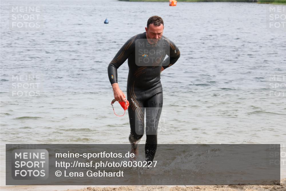 15.06.2025 - 27. Vierlanden-Triathlon Lena Gebhardt http://msf.ph/oto/8030227 15.06.2025 11:06:58 Schwimmen 805, 844, 853, 860, 871, 874 meine-sportfotos.de