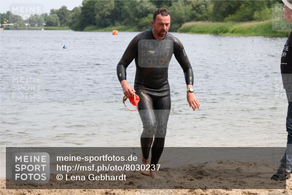 15.06.2025 - 27. Vierlanden-Triathlon Lena Gebhardt http://msf.ph/oto/8030237 15.06.2025 11:06:59 Schwimmen 805, 844, 853, 860, 871, 874 meine-sportfotos.de
