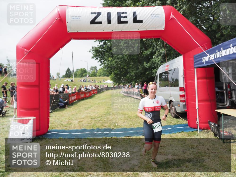 21.06.2025 - 27. Vierlanden-Triathlon MichiJ http://msf.ph/oto/8030238 15.06.2026 12:33:58 Ziel 982 meine-sportfotos.de