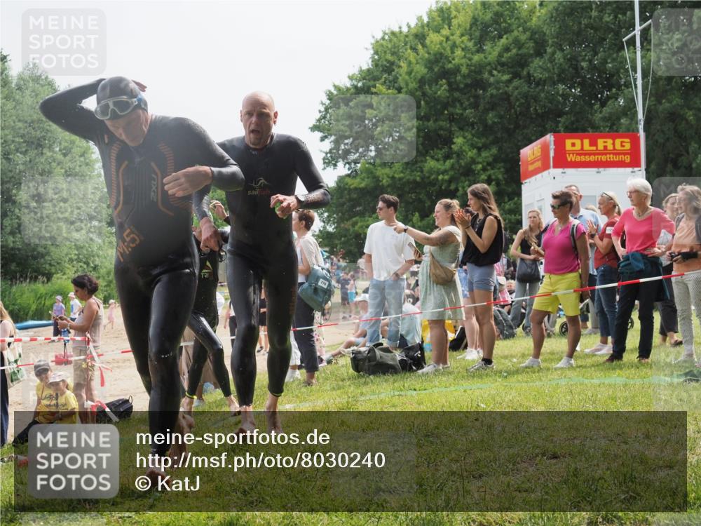 15.06.2025 - 27. Vierlanden-Triathlon KatJ http://msf.ph/oto/8030240 15.06.2025 11:06:58 Schwimmen 805, 824, 844, 860, 871 meine-sportfotos.de