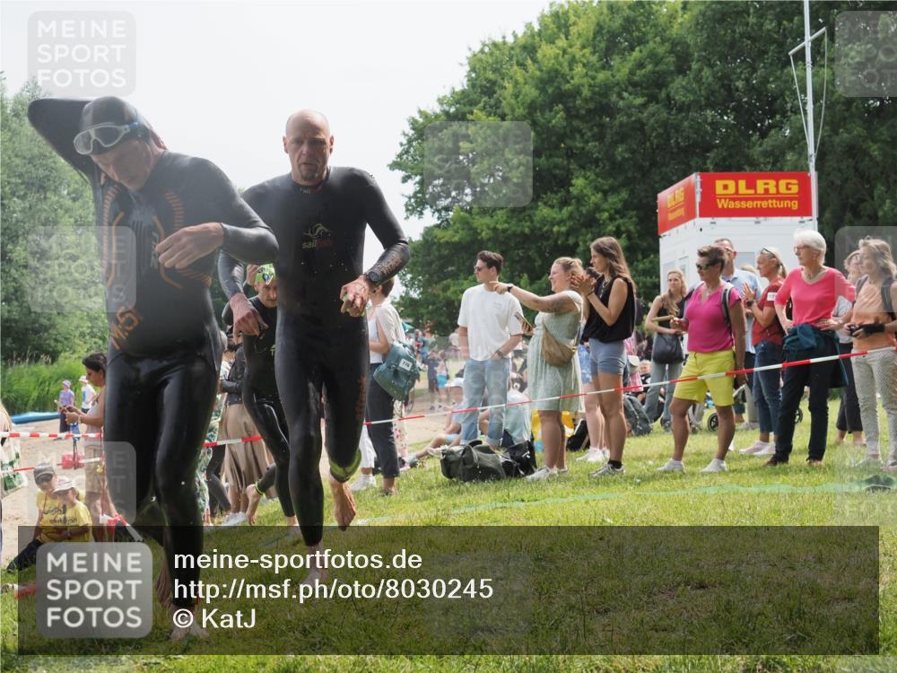 15.06.2025 - 27. Vierlanden-Triathlon KatJ http://msf.ph/oto/8030245 15.06.2025 11:06:58 Schwimmen 805, 824, 844, 860, 871 meine-sportfotos.de