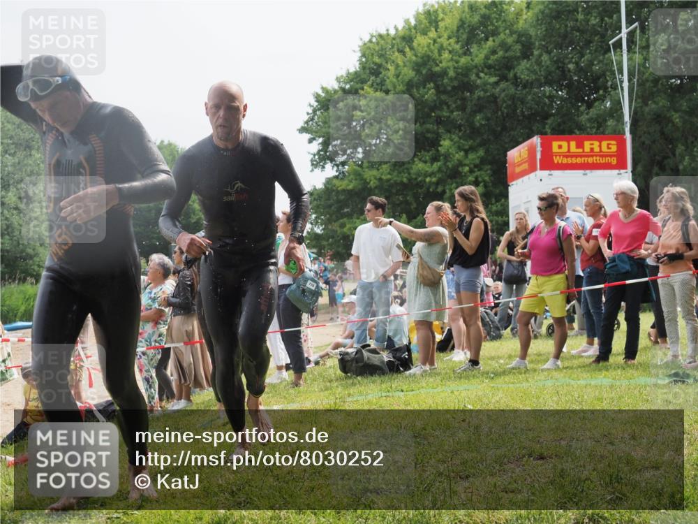 15.06.2025 - 27. Vierlanden-Triathlon KatJ http://msf.ph/oto/8030252 15.06.2025 11:06:58 Schwimmen 805, 824, 844, 860, 871 meine-sportfotos.de