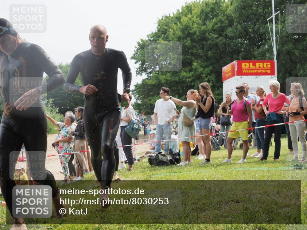 15.06.2025 - 27. Vierlanden-Triathlon KatJ http://msf.ph/oto/8030253 15.06.2025 11:06:58 Schwimmen 805, 824, 844, 860, 871 meine-sportfotos.de
