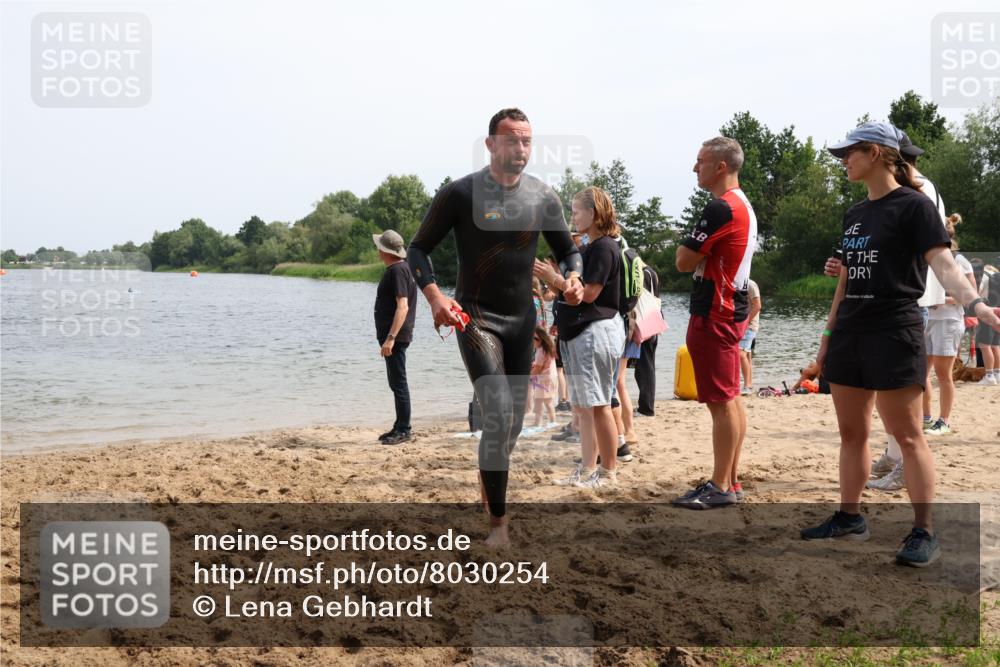 15.06.2025 - 27. Vierlanden-Triathlon Lena Gebhardt http://msf.ph/oto/8030254 15.06.2025 11:07:02 Schwimmen 805, 844, 853, 871, 874 meine-sportfotos.de