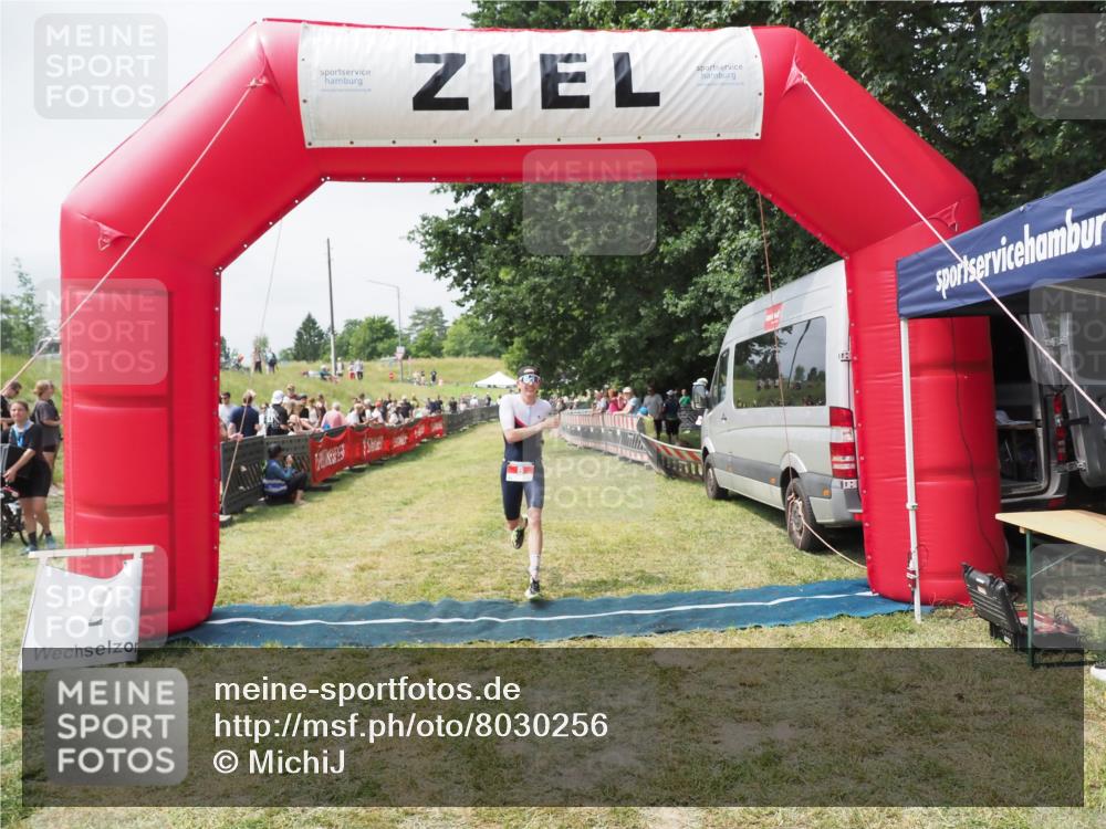 21.06.2025 - 27. Vierlanden-Triathlon MichiJ http://msf.ph/oto/8030256 15.06.2026 12:34:21 Ziel 8 meine-sportfotos.de