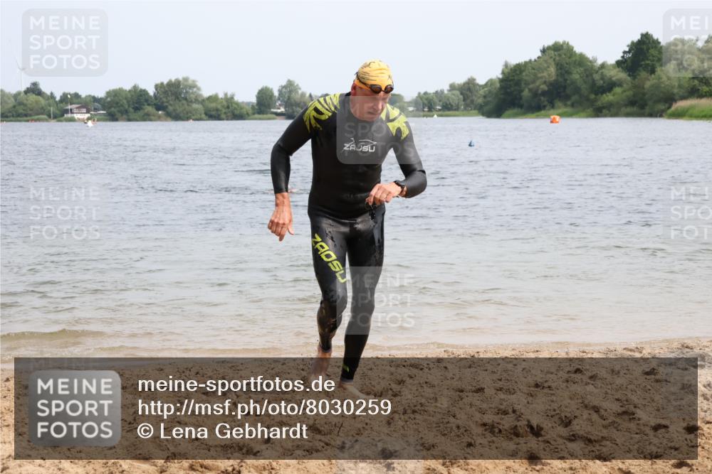 15.06.2025 - 27. Vierlanden-Triathlon Lena Gebhardt http://msf.ph/oto/8030259 15.06.2025 11:07:03 Schwimmen 805, 844, 853, 874 meine-sportfotos.de