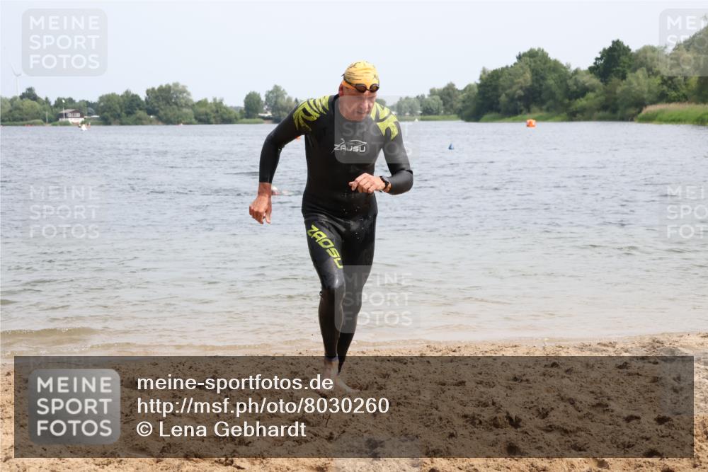 15.06.2025 - 27. Vierlanden-Triathlon Lena Gebhardt http://msf.ph/oto/8030260 15.06.2025 11:07:03 Schwimmen 805, 844, 853, 874 meine-sportfotos.de