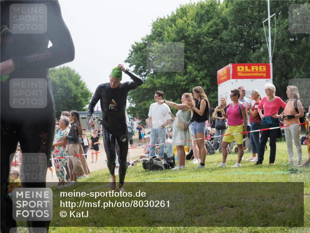 15.06.2025 - 27. Vierlanden-Triathlon KatJ http://msf.ph/oto/8030261 15.06.2025 11:06:59 Schwimmen 805, 824, 844, 860, 871, 874 meine-sportfotos.de