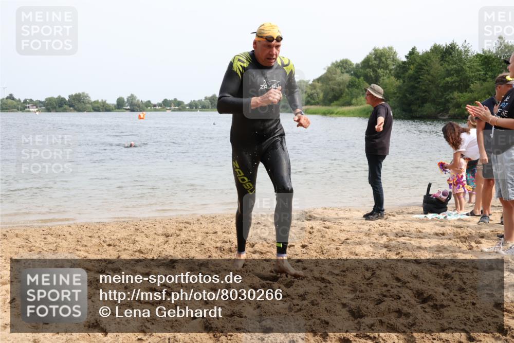 15.06.2025 - 27. Vierlanden-Triathlon Lena Gebhardt http://msf.ph/oto/8030266 15.06.2025 11:07:04 Schwimmen 805, 853, 874 meine-sportfotos.de