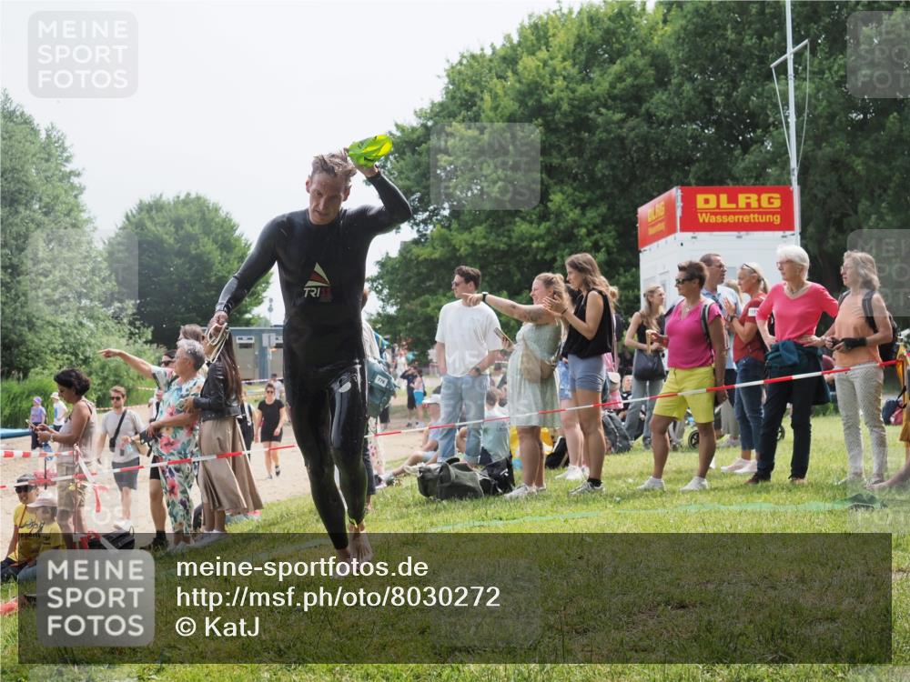 15.06.2025 - 27. Vierlanden-Triathlon KatJ http://msf.ph/oto/8030272 15.06.2025 11:06:59 Schwimmen 805, 824, 844, 860, 871, 874 meine-sportfotos.de