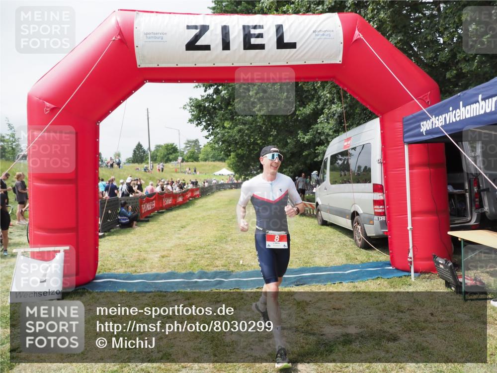 21.06.2025 - 27. Vierlanden-Triathlon MichiJ http://msf.ph/oto/8030299 15.06.2026 12:34:22 Ziel 8 meine-sportfotos.de