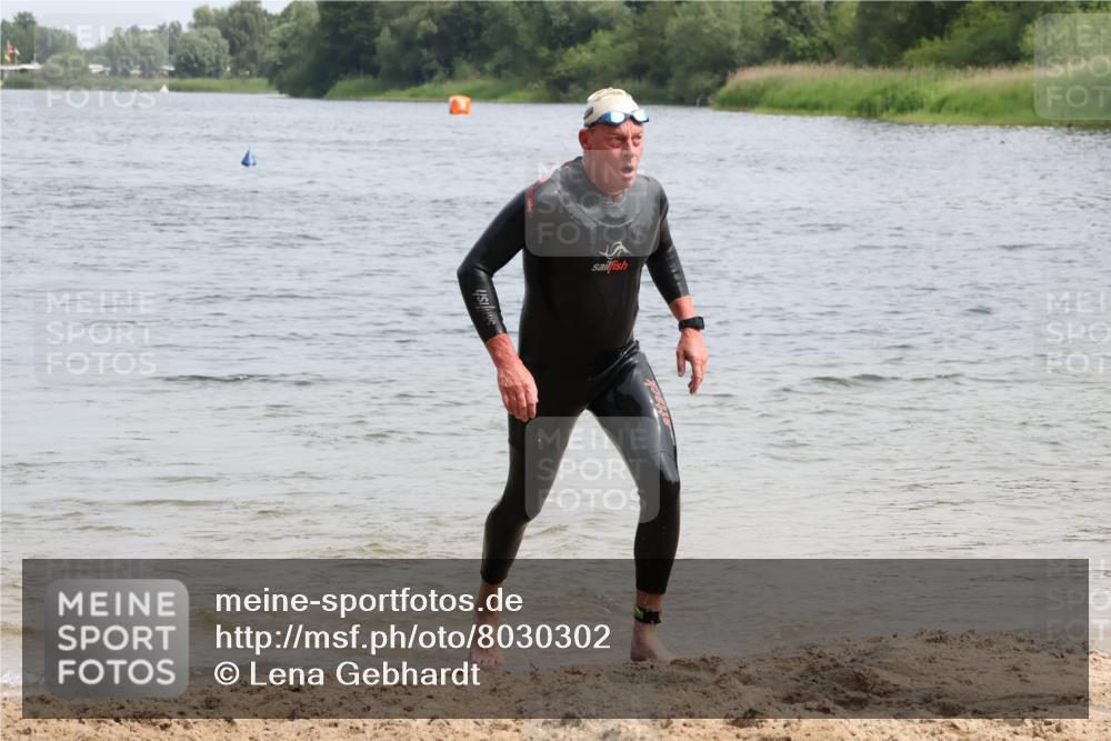 15.06.2025 - 27. Vierlanden-Triathlon Lena Gebhardt http://msf.ph/oto/8030302 15.06.2025 11:07:28 Schwimmen 787 meine-sportfotos.de