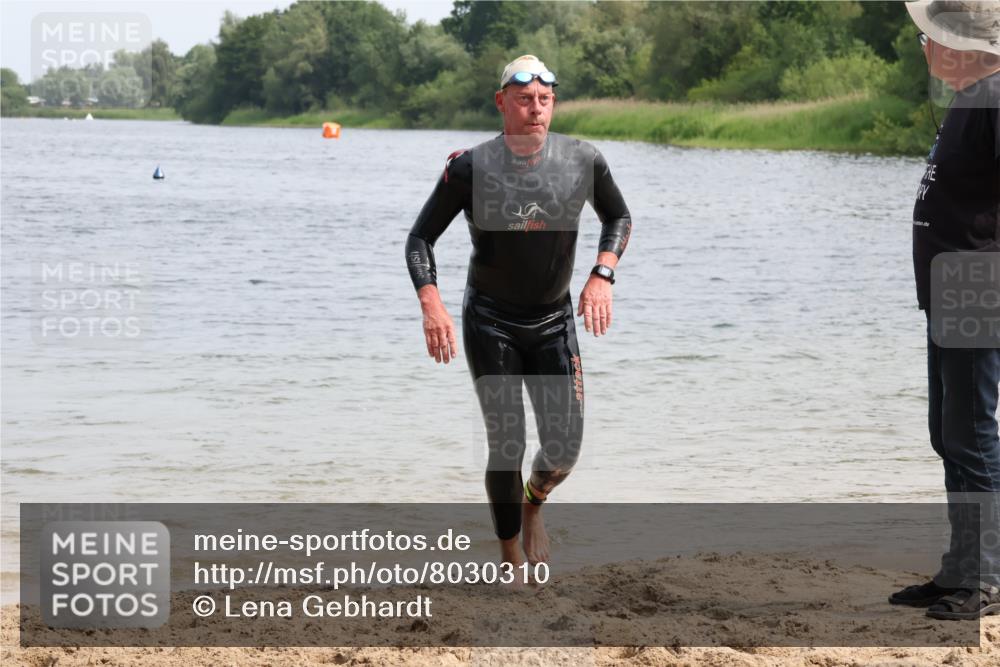 15.06.2025 - 27. Vierlanden-Triathlon Lena Gebhardt http://msf.ph/oto/8030310 15.06.2025 11:07:29 Schwimmen 787 meine-sportfotos.de