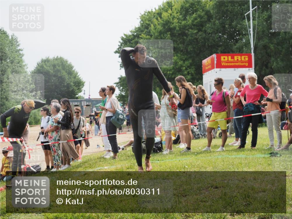 15.06.2025 - 27. Vierlanden-Triathlon KatJ http://msf.ph/oto/8030311 15.06.2025 11:07:07 Schwimmen 805, 853, 874 meine-sportfotos.de
