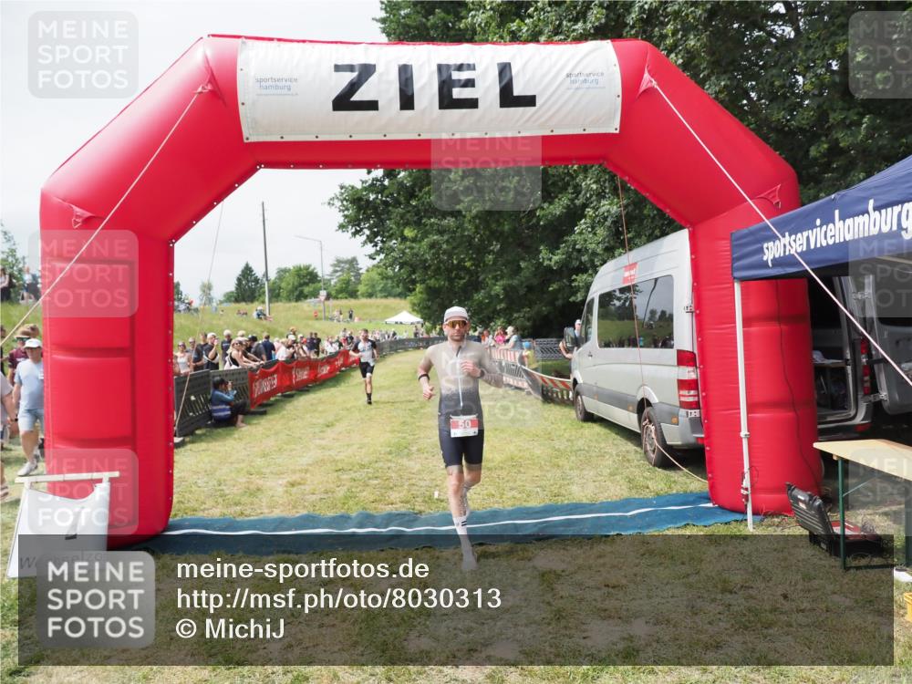 21.06.2025 - 27. Vierlanden-Triathlon MichiJ http://msf.ph/oto/8030313 15.06.2026 12:34:34 Ziel 50, 874 meine-sportfotos.de
