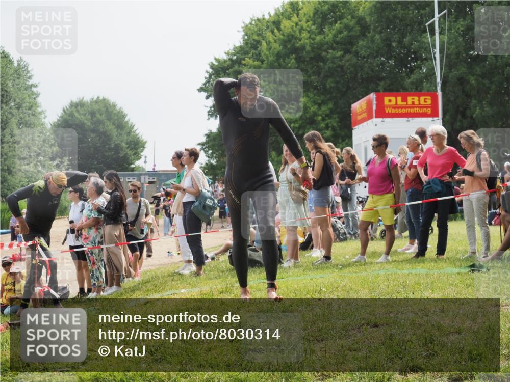 15.06.2025 - 27. Vierlanden-Triathlon KatJ http://msf.ph/oto/8030314 15.06.2025 11:07:07 Schwimmen 805, 853, 874 meine-sportfotos.de