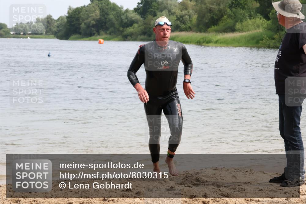 15.06.2025 - 27. Vierlanden-Triathlon Lena Gebhardt http://msf.ph/oto/8030315 15.06.2025 11:07:29 Schwimmen 787 meine-sportfotos.de