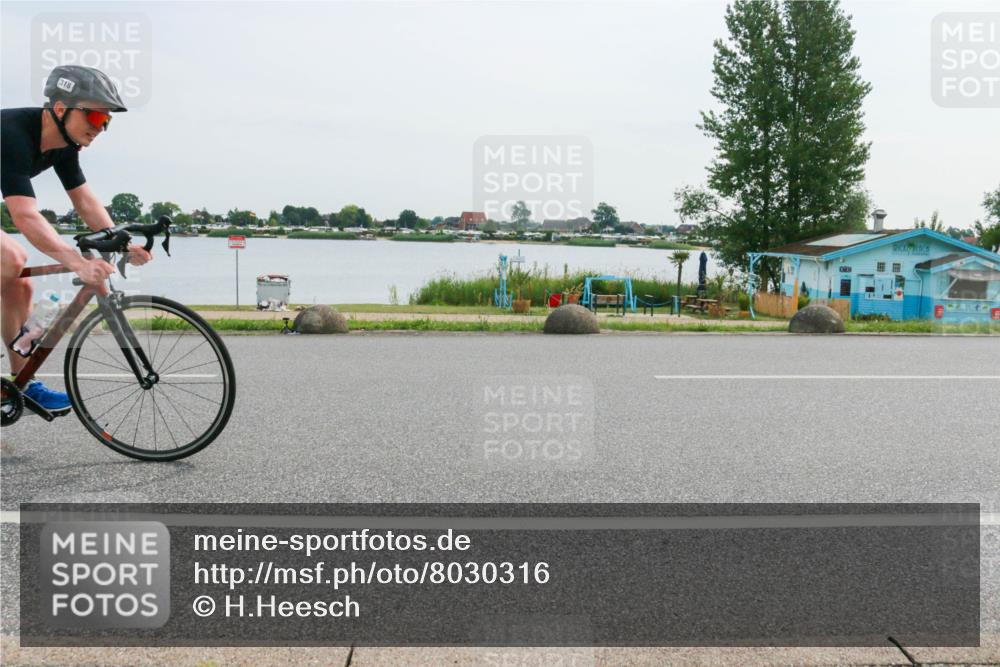 15.06.2025 - 27. Vierlanden-Triathlon H.Heesch http://msf.ph/oto/8030316 15.06.2025 10:32:47 Radfahren 12, 204, 318, 327 meine-sportfotos.de