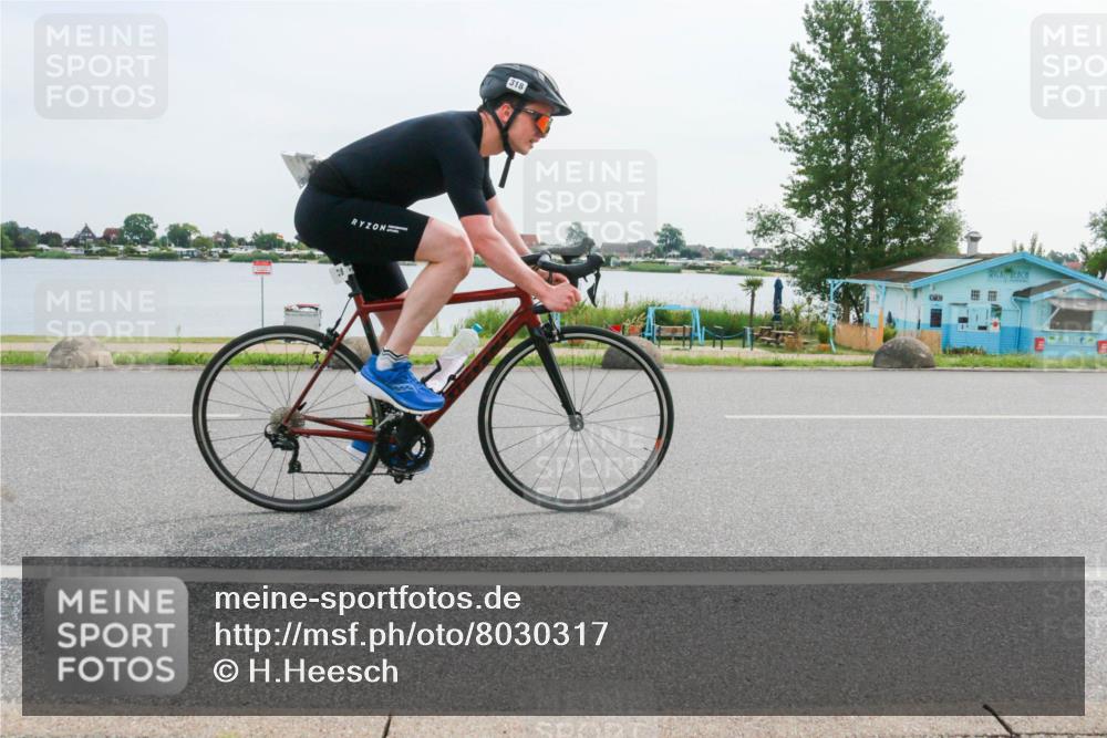 15.06.2025 - 27. Vierlanden-Triathlon H.Heesch http://msf.ph/oto/8030317 15.06.2025 10:32:47 Radfahren 12, 204, 318, 327 meine-sportfotos.de
