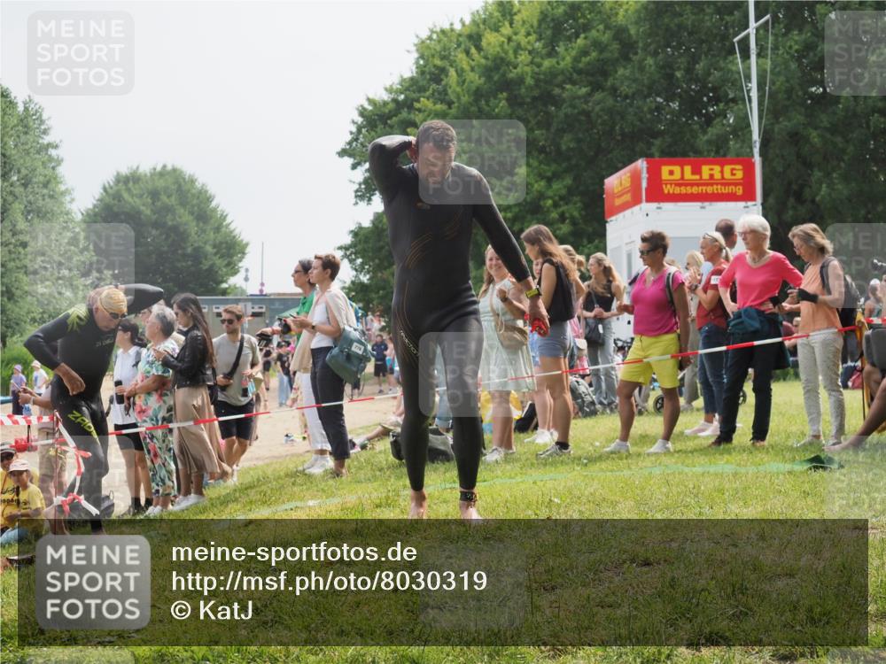15.06.2025 - 27. Vierlanden-Triathlon KatJ http://msf.ph/oto/8030319 15.06.2025 11:07:07 Schwimmen 805, 853, 874 meine-sportfotos.de