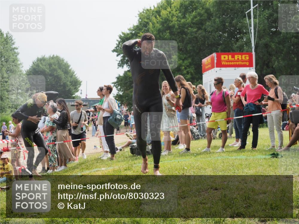 15.06.2025 - 27. Vierlanden-Triathlon KatJ http://msf.ph/oto/8030323 15.06.2025 11:07:07 Schwimmen 805, 853, 874 meine-sportfotos.de