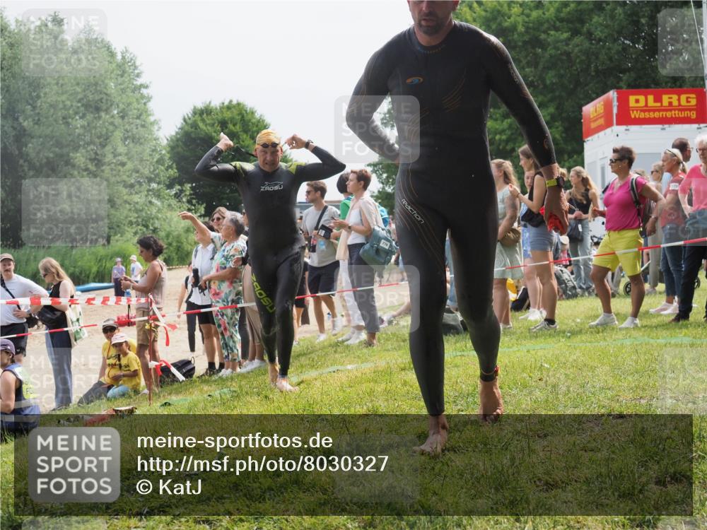 15.06.2025 - 27. Vierlanden-Triathlon KatJ http://msf.ph/oto/8030327 15.06.2025 11:07:08 Schwimmen 805, 853, 874 meine-sportfotos.de