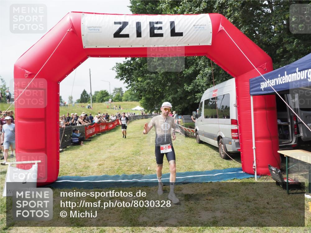 21.06.2025 - 27. Vierlanden-Triathlon MichiJ http://msf.ph/oto/8030328 15.06.2026 12:34:34 Ziel 50, 874 meine-sportfotos.de