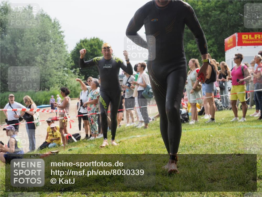 15.06.2025 - 27. Vierlanden-Triathlon KatJ http://msf.ph/oto/8030339 15.06.2025 11:07:09 Schwimmen 853, 874 meine-sportfotos.de