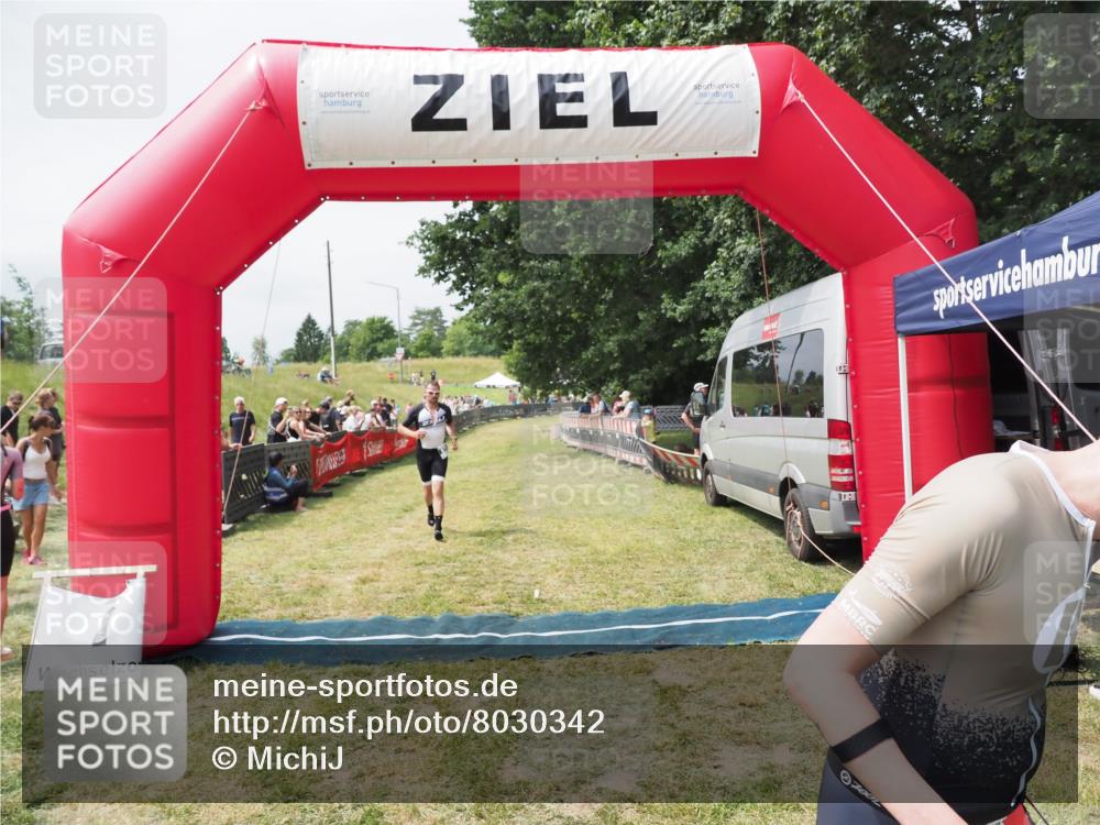 21.06.2025 - 27. Vierlanden-Triathlon MichiJ http://msf.ph/oto/8030342 15.06.2026 12:34:36 Ziel 50, 874 meine-sportfotos.de