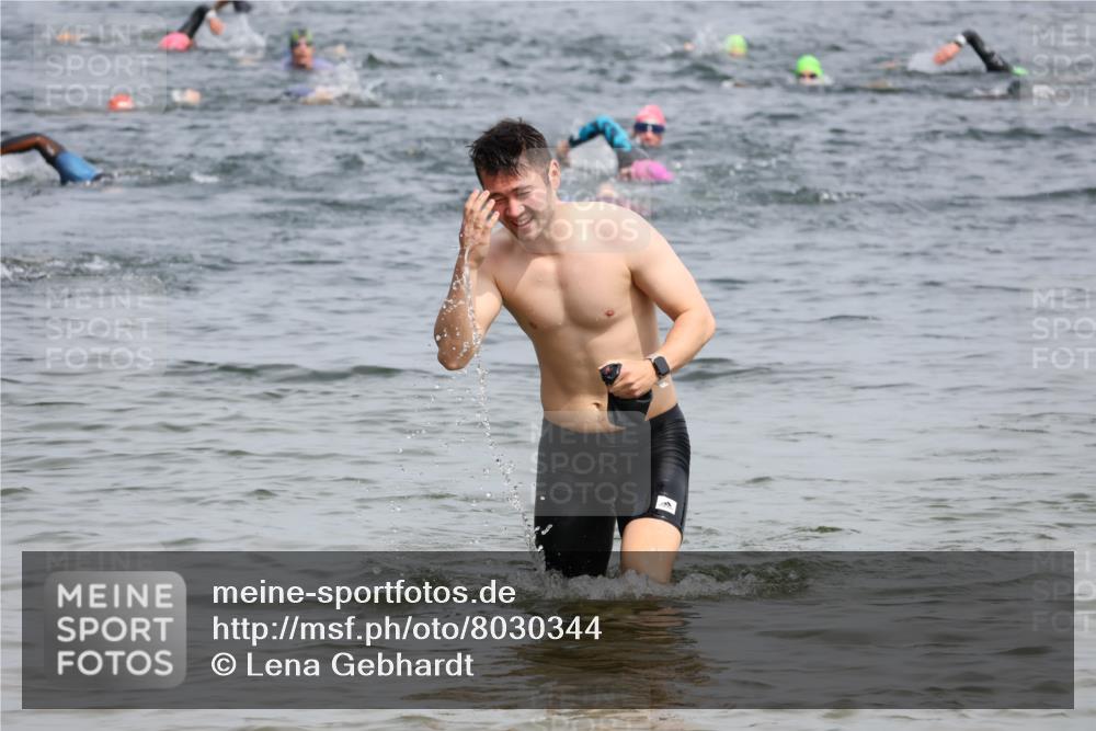 15.06.2025 - 27. Vierlanden-Triathlon Lena Gebhardt http://msf.ph/oto/8030344 15.06.2025 11:07:39 Schwimmen 653, 787 meine-sportfotos.de