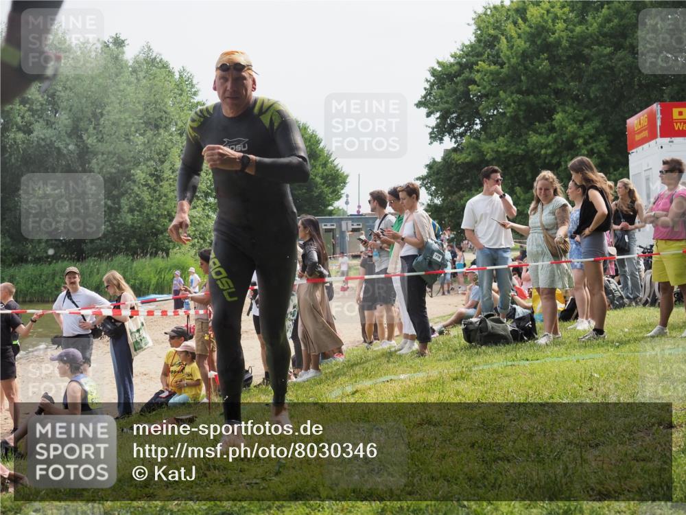 15.06.2025 - 27. Vierlanden-Triathlon KatJ http://msf.ph/oto/8030346 15.06.2025 11:07:11 Schwimmen 853, 874 meine-sportfotos.de