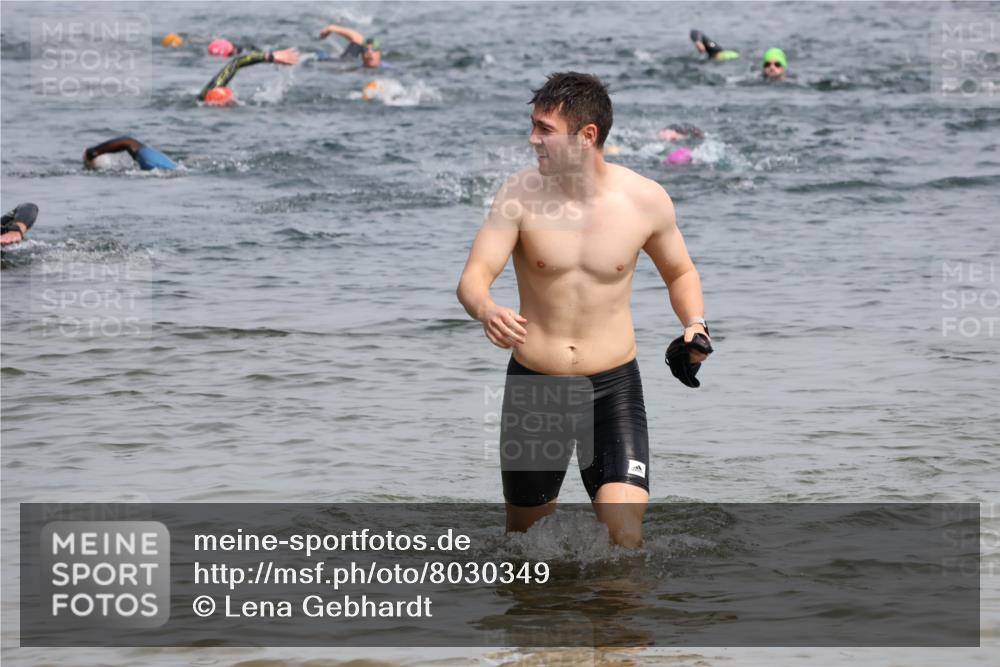 15.06.2025 - 27. Vierlanden-Triathlon Lena Gebhardt http://msf.ph/oto/8030349 15.06.2025 11:07:40 Schwimmen 653, 787 meine-sportfotos.de