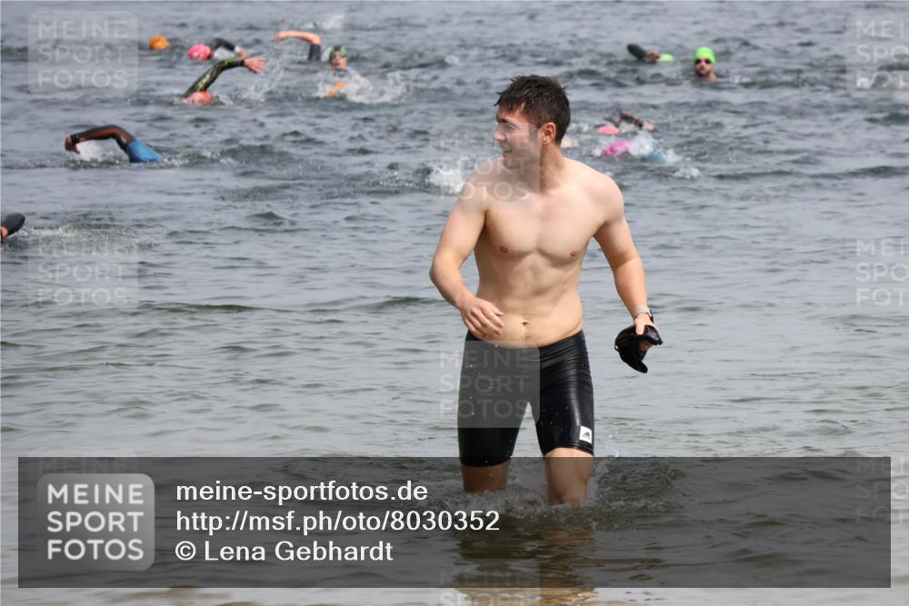 15.06.2025 - 27. Vierlanden-Triathlon Lena Gebhardt http://msf.ph/oto/8030352 15.06.2025 11:07:40 Schwimmen 653, 787 meine-sportfotos.de