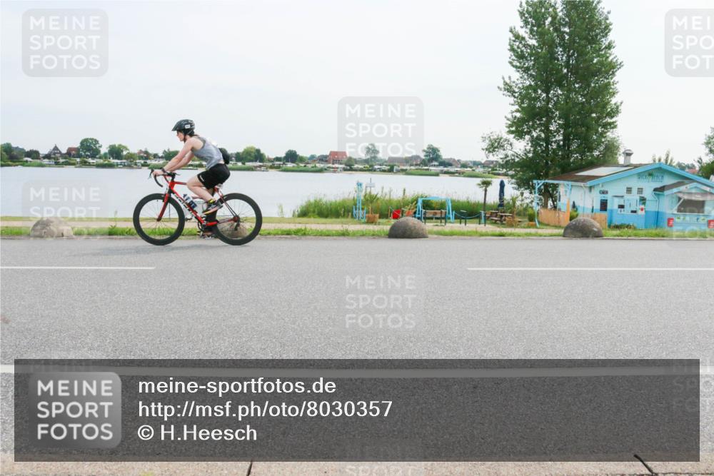 15.06.2025 - 27. Vierlanden-Triathlon H.Heesch http://msf.ph/oto/8030357 15.06.2025 10:32:58 Radfahren 145, 222, 307, 503 meine-sportfotos.de