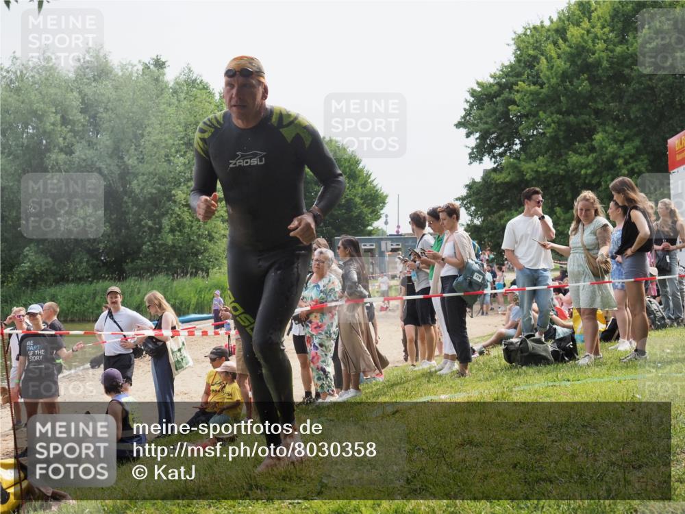 15.06.2025 - 27. Vierlanden-Triathlon KatJ http://msf.ph/oto/8030358 15.06.2025 11:07:11 Schwimmen 853, 874 meine-sportfotos.de