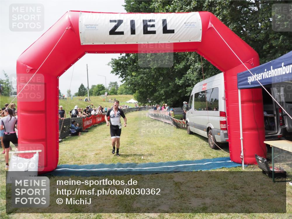 21.06.2025 - 27. Vierlanden-Triathlon MichiJ http://msf.ph/oto/8030362 15.06.2026 12:34:37 Ziel 50, 874 meine-sportfotos.de
