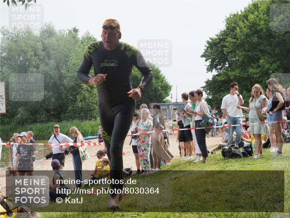 15.06.2025 - 27. Vierlanden-Triathlon KatJ http://msf.ph/oto/8030364 15.06.2025 11:07:11 Schwimmen 853, 874 meine-sportfotos.de