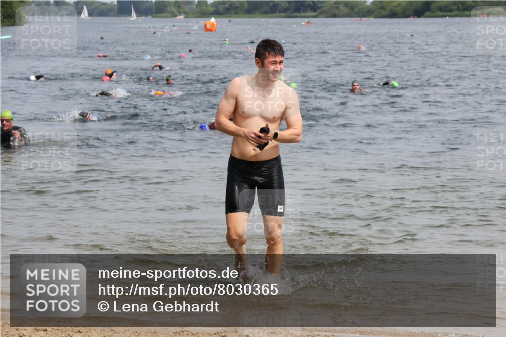 15.06.2025 - 27. Vierlanden-Triathlon Lena Gebhardt http://msf.ph/oto/8030365 15.06.2025 11:07:43 Schwimmen 653 meine-sportfotos.de