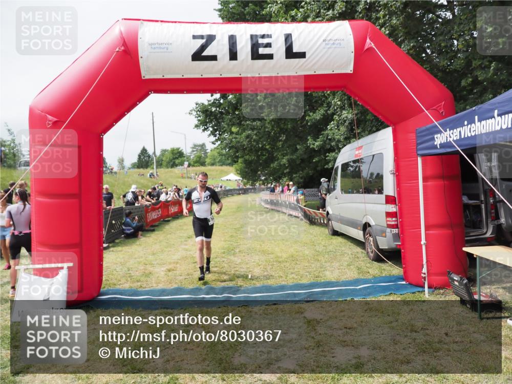 21.06.2025 - 27. Vierlanden-Triathlon MichiJ http://msf.ph/oto/8030367 15.06.2026 12:34:37 Ziel 50, 874 meine-sportfotos.de