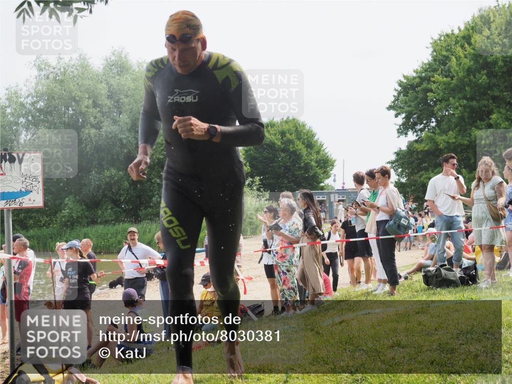 15.06.2025 - 27. Vierlanden-Triathlon KatJ http://msf.ph/oto/8030381 15.06.2025 11:07:11 Schwimmen 853, 874 meine-sportfotos.de
