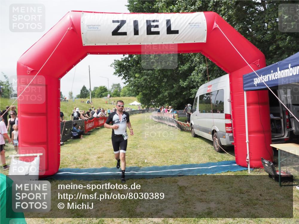 21.06.2025 - 27. Vierlanden-Triathlon MichiJ http://msf.ph/oto/8030389 15.06.2026 12:34:37 Ziel 50, 874 meine-sportfotos.de