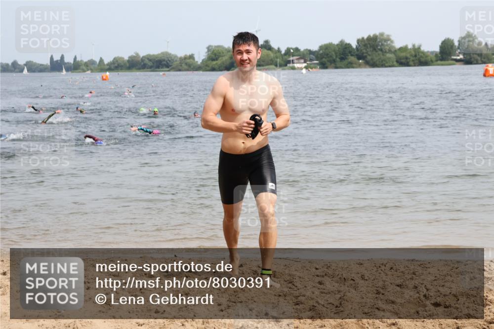 15.06.2025 - 27. Vierlanden-Triathlon Lena Gebhardt http://msf.ph/oto/8030391 15.06.2025 11:07:45 Schwimmen 653 meine-sportfotos.de