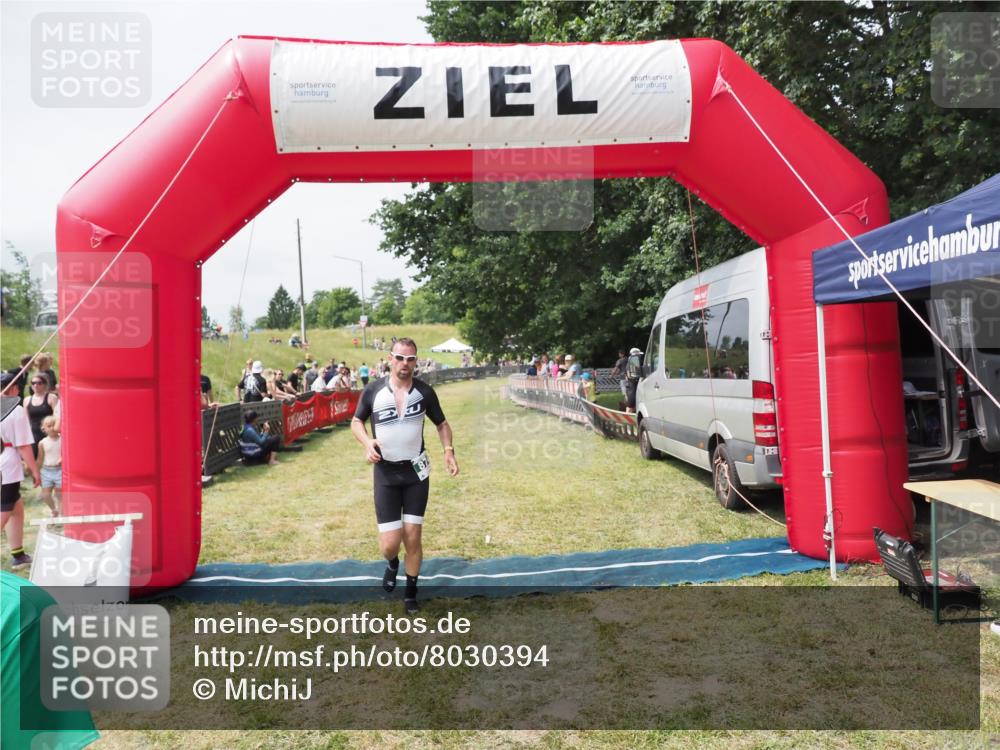 21.06.2025 - 27. Vierlanden-Triathlon MichiJ http://msf.ph/oto/8030394 15.06.2026 12:34:38 Ziel 50, 874 meine-sportfotos.de