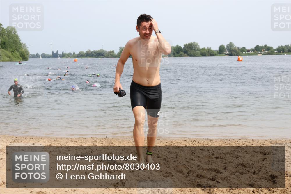 15.06.2025 - 27. Vierlanden-Triathlon Lena Gebhardt http://msf.ph/oto/8030403 15.06.2025 11:07:47 Schwimmen 653 meine-sportfotos.de